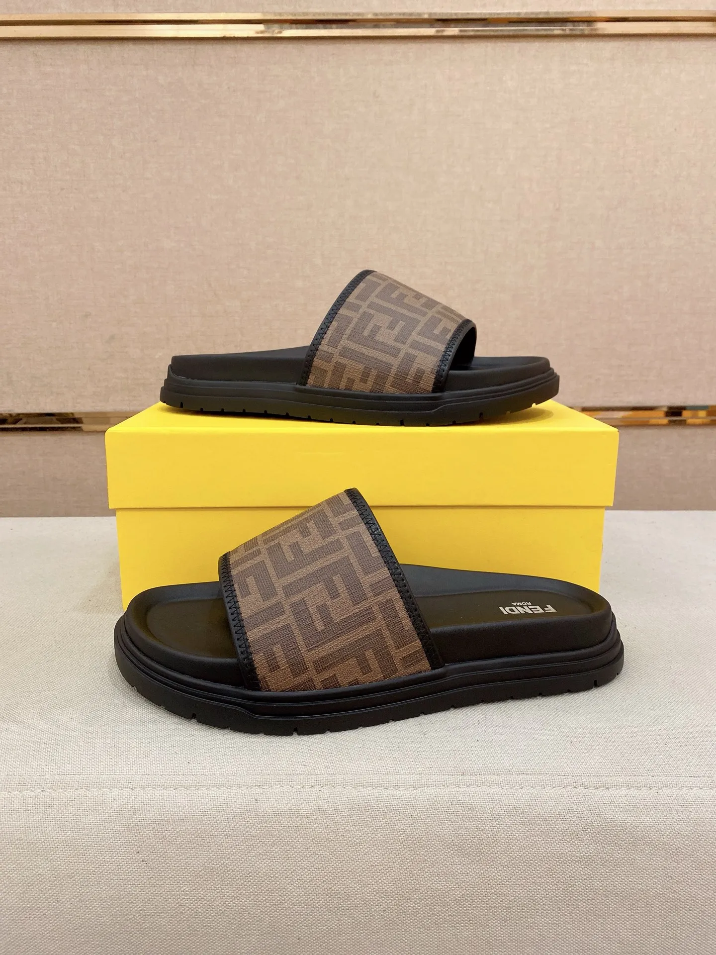 Factory price: 320💰 [Fendi Slippers] High-end brand of men's shoes, official website 1:1 latest masterpiece: original mold customization, the fabric is made of imported original materials, upgraded outsole, lighter and non-slip. The market's top quality, simple yet tasteful, a must-have for fashionistas, fashionable at your feet, full of confidence, the same style at the counter 👍The season of summer slippers is here. Code: 38-44 (45 is custom-made and cannot be returned or exchanged)